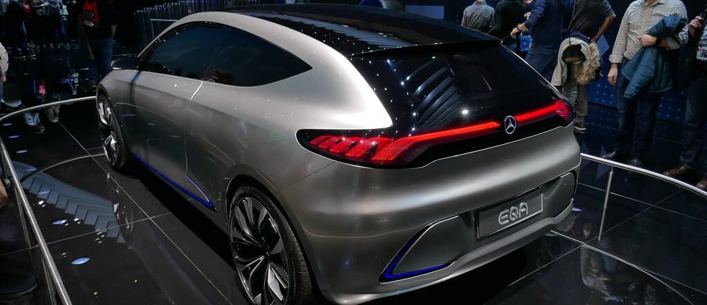 Nouvelle Mercedes EQA 01 Véhicule électrique de couleur grise et noire en Import
