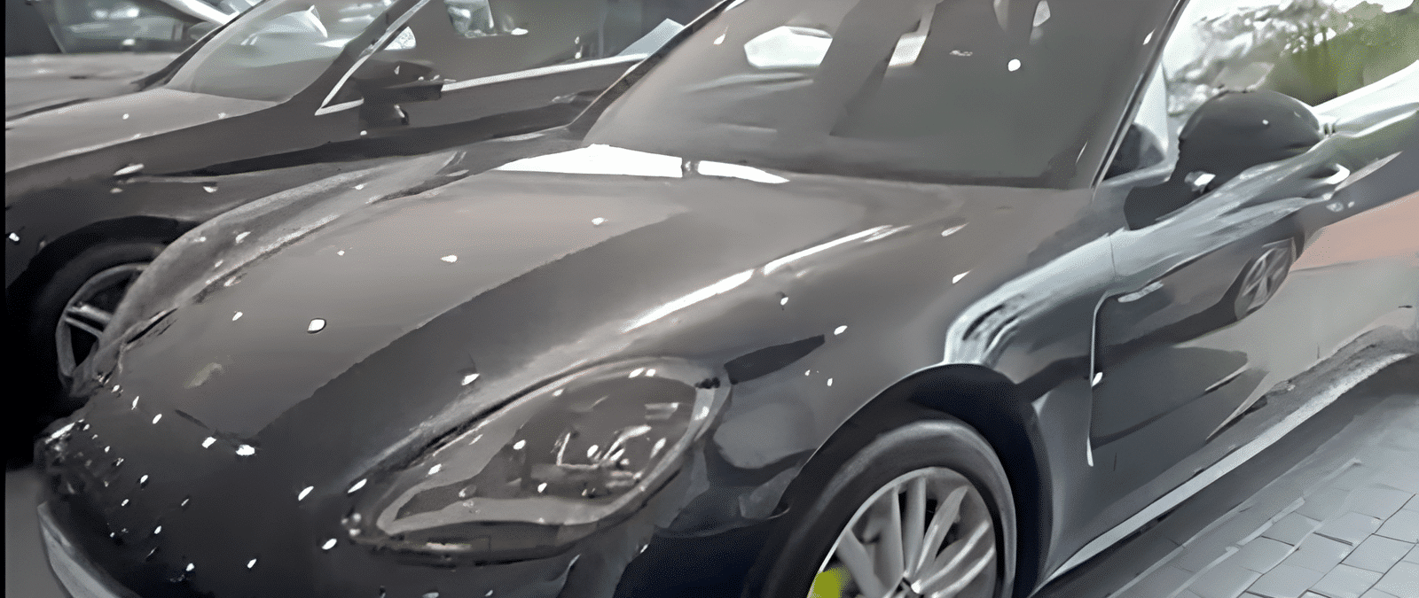 Porsche Panamera e-hybrid 4 V6 2.9 couleur bleu foncé intérieur noir en Importation