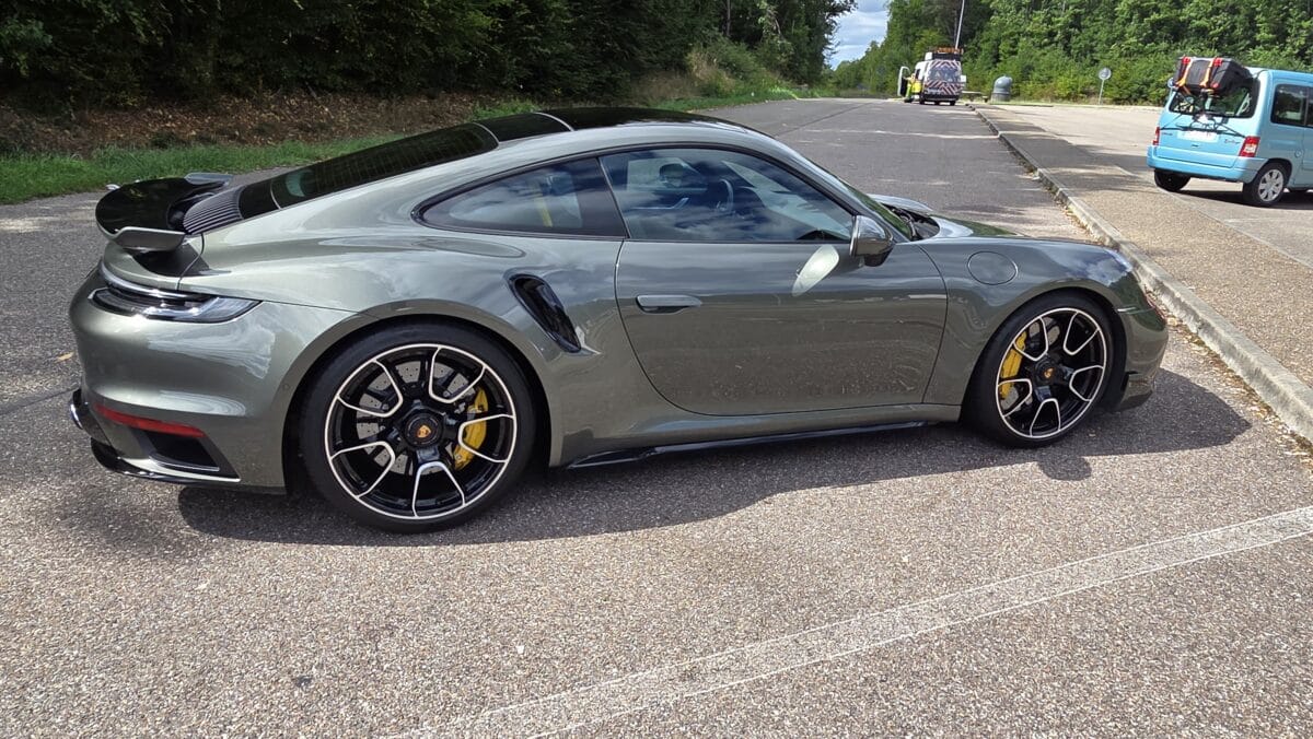Porsche 911 type 992.1 Turbo S de 2023 vert aventurine intérieur cuir surpiqures jaunes Import Allemagne
