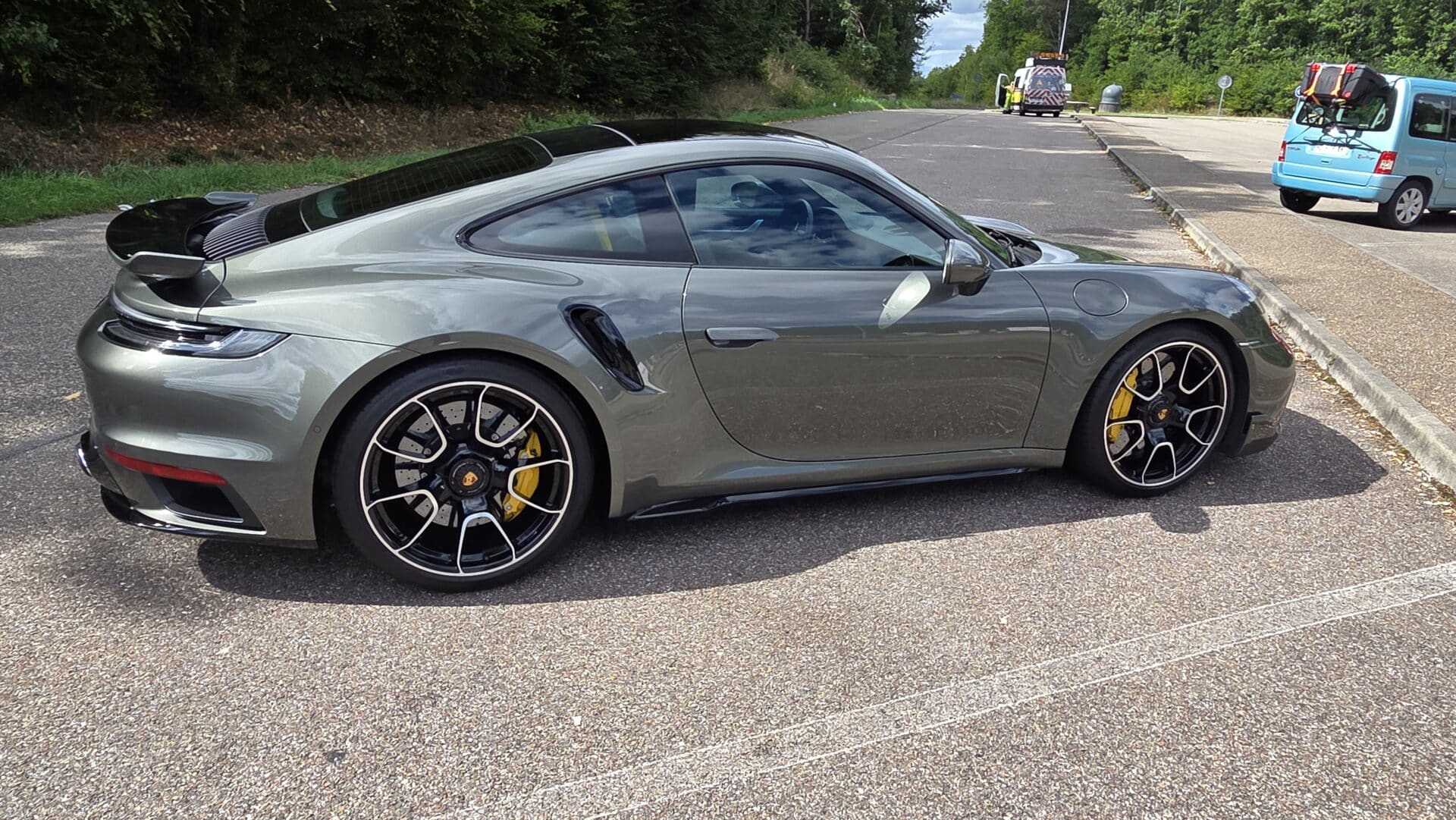 Porsche 911 type 992.1 Turbo S de 2023 vert aventurine intérieur cuir surpiqures jaunes Import Allemagne
