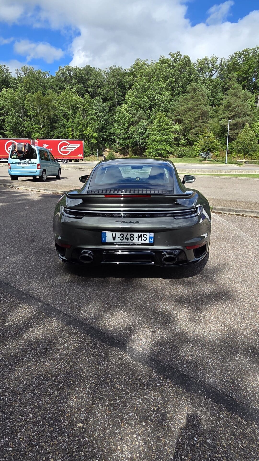 Porsche 911 type 992.1 Turbo S de 2023 vert aventurine intérieur cuir surpiqures jaunes Import Allemagne