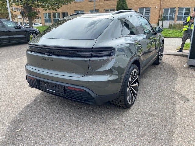 Porsche Macan 4 électrique 2024 vert aventurine intérieur cuir noir full options