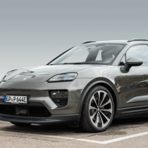 Porsche Macan 4 électrique 2024 vert aventurine intérieur cuir noir full options