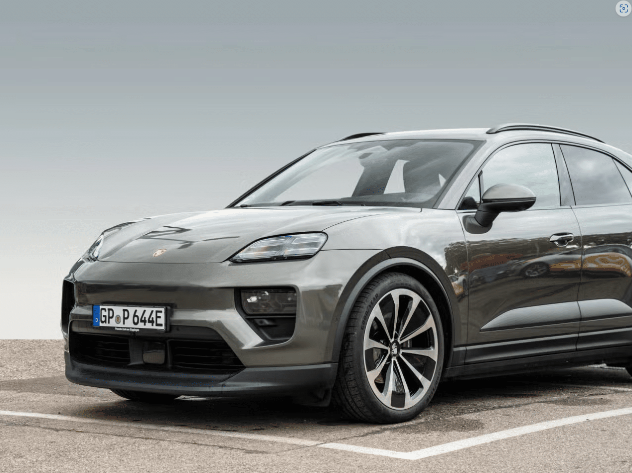 Porsche Macan 4 électrique 2024 vert aventurine intérieur cuir noir full options