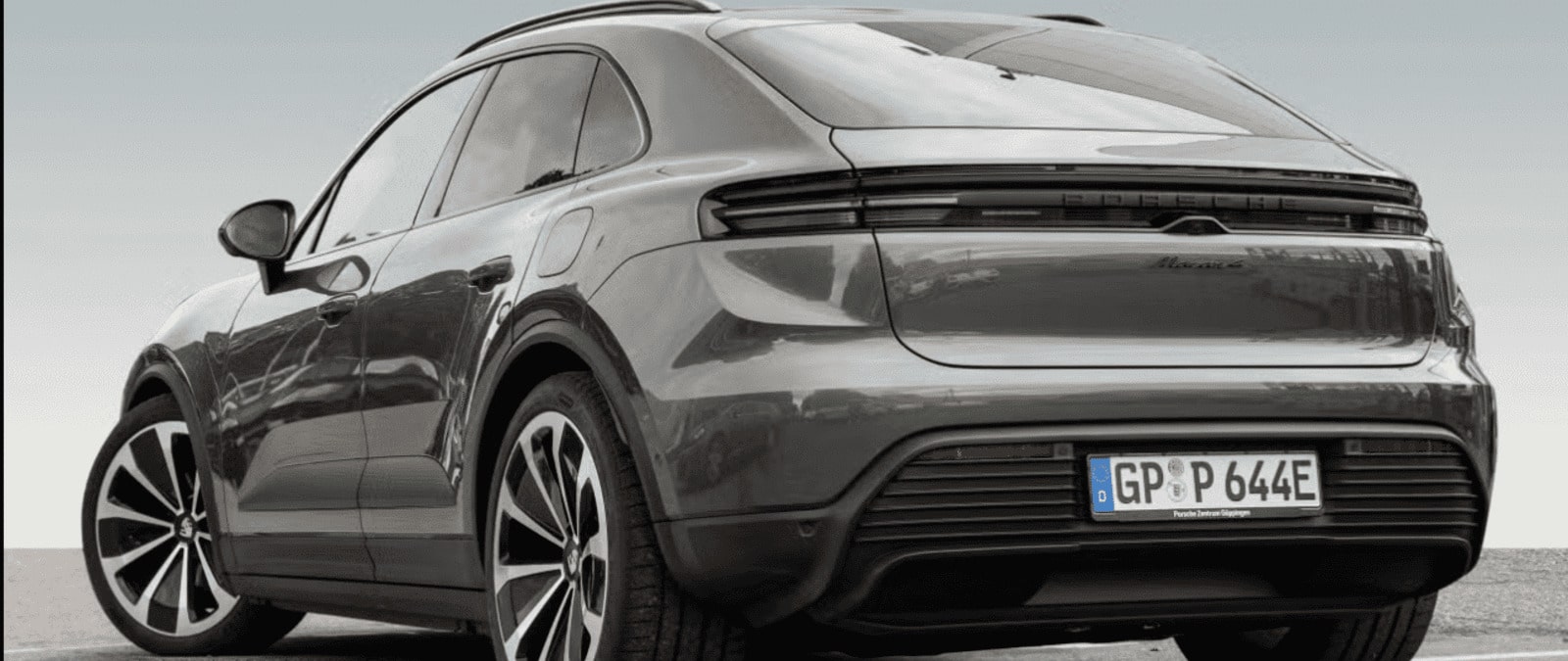 Porsche Macan 4 électrique EV Vert aventurine full options Import CP Allemagne