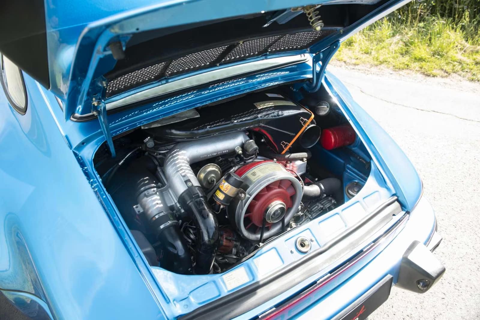 Porsche 930 Turbo couleur bleue vue du moteur