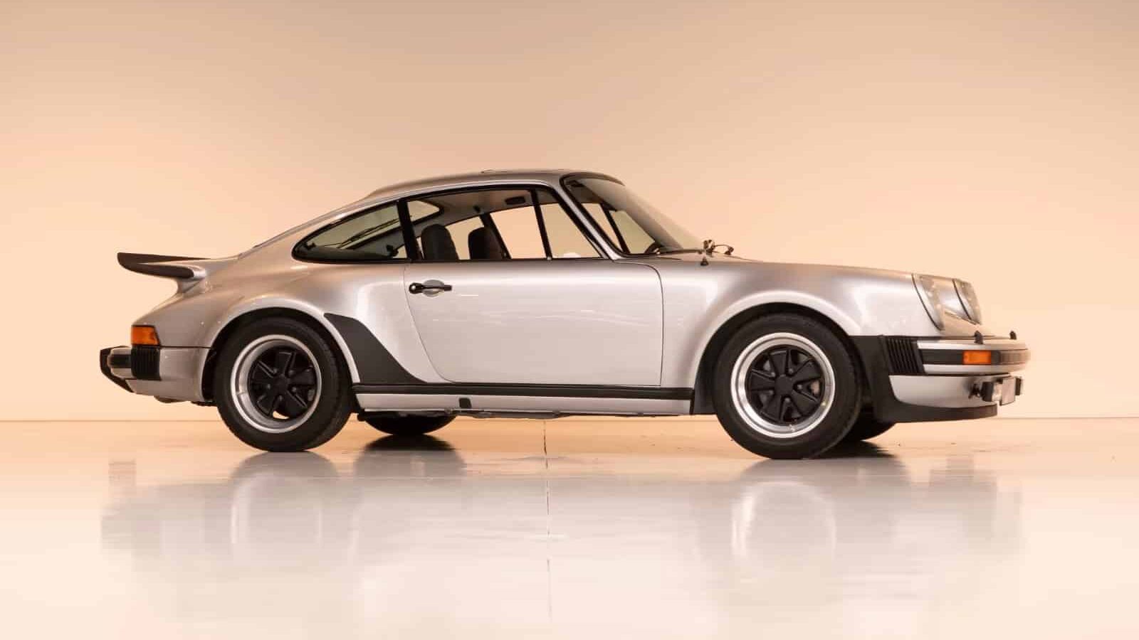 Porsche 930 Turbo coupé blanche jantes noires en Importation