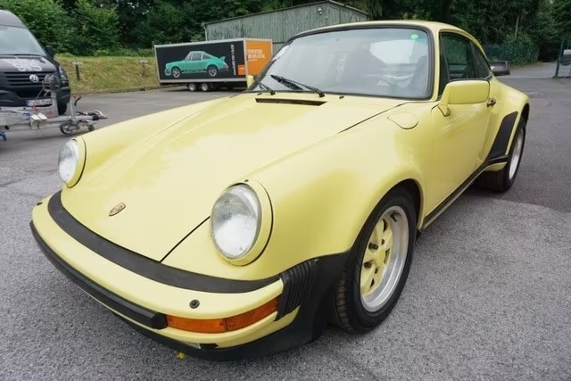 Porsche 930 Turbo jaune jantes jaunes Import