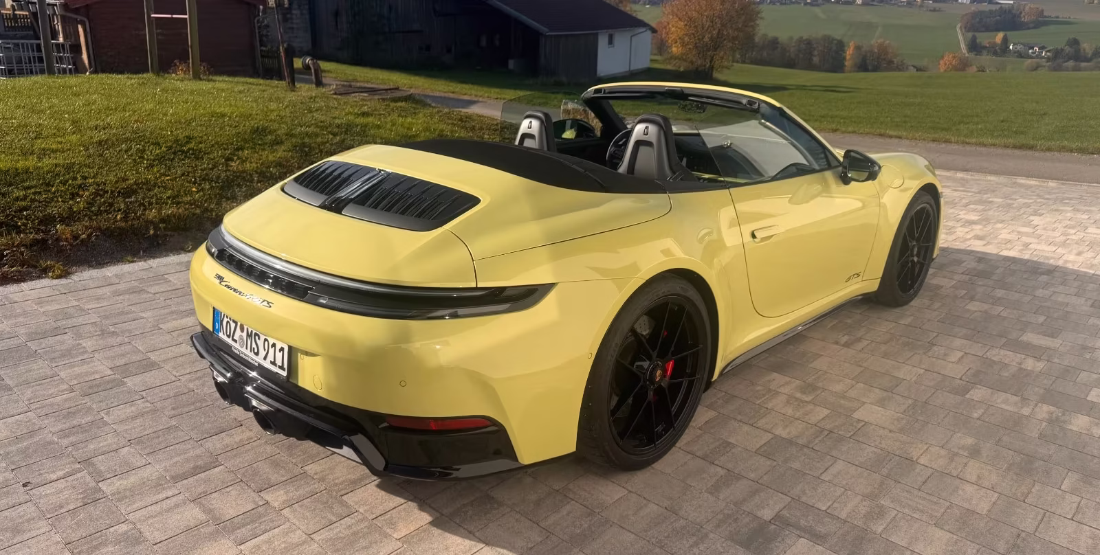 Porsche 911 GTS Cab type 992 phase 2 jaune jantes noires