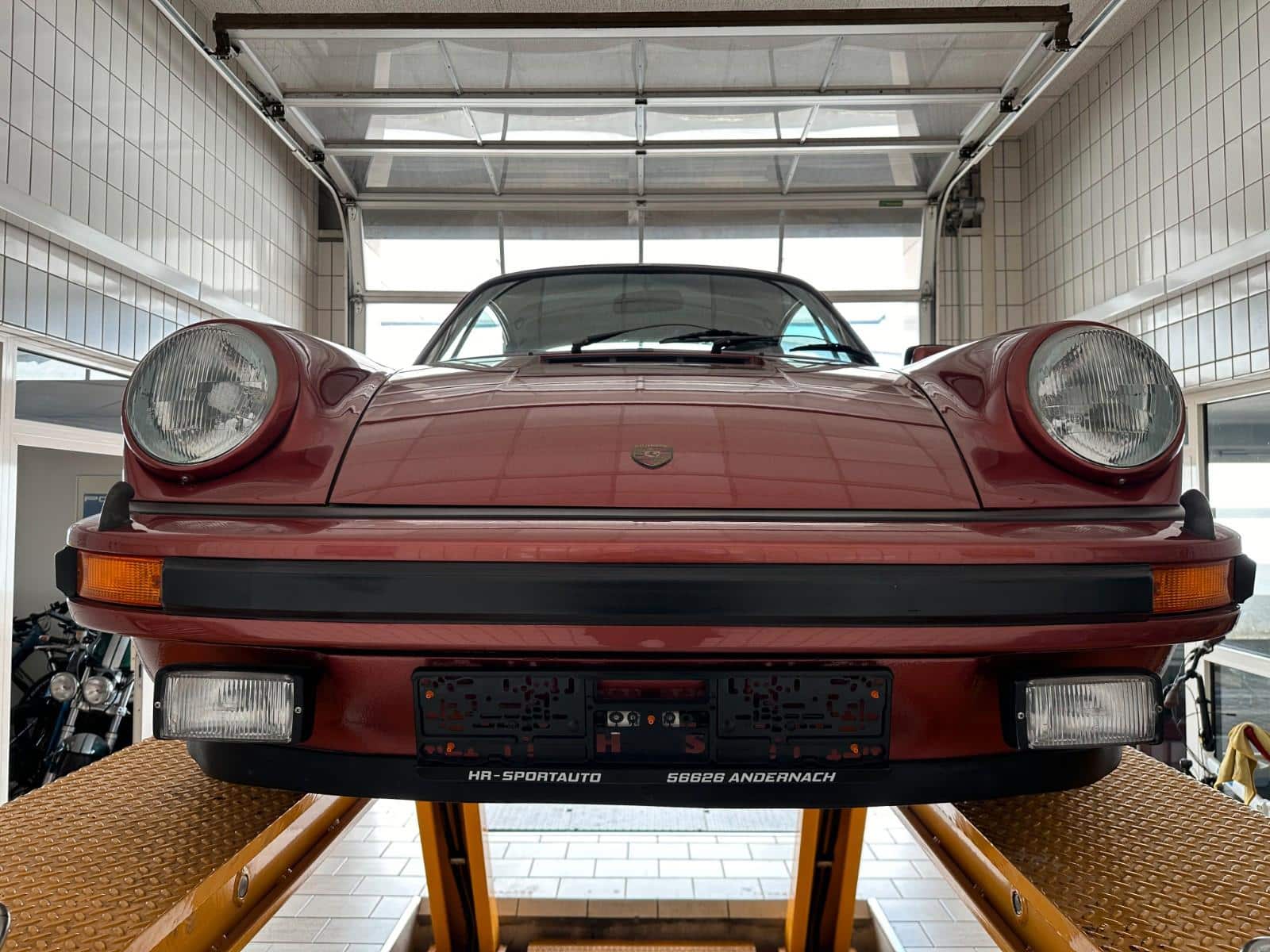Porsche 930 Turbo 3.0 de couleur rouge en Allemagne
