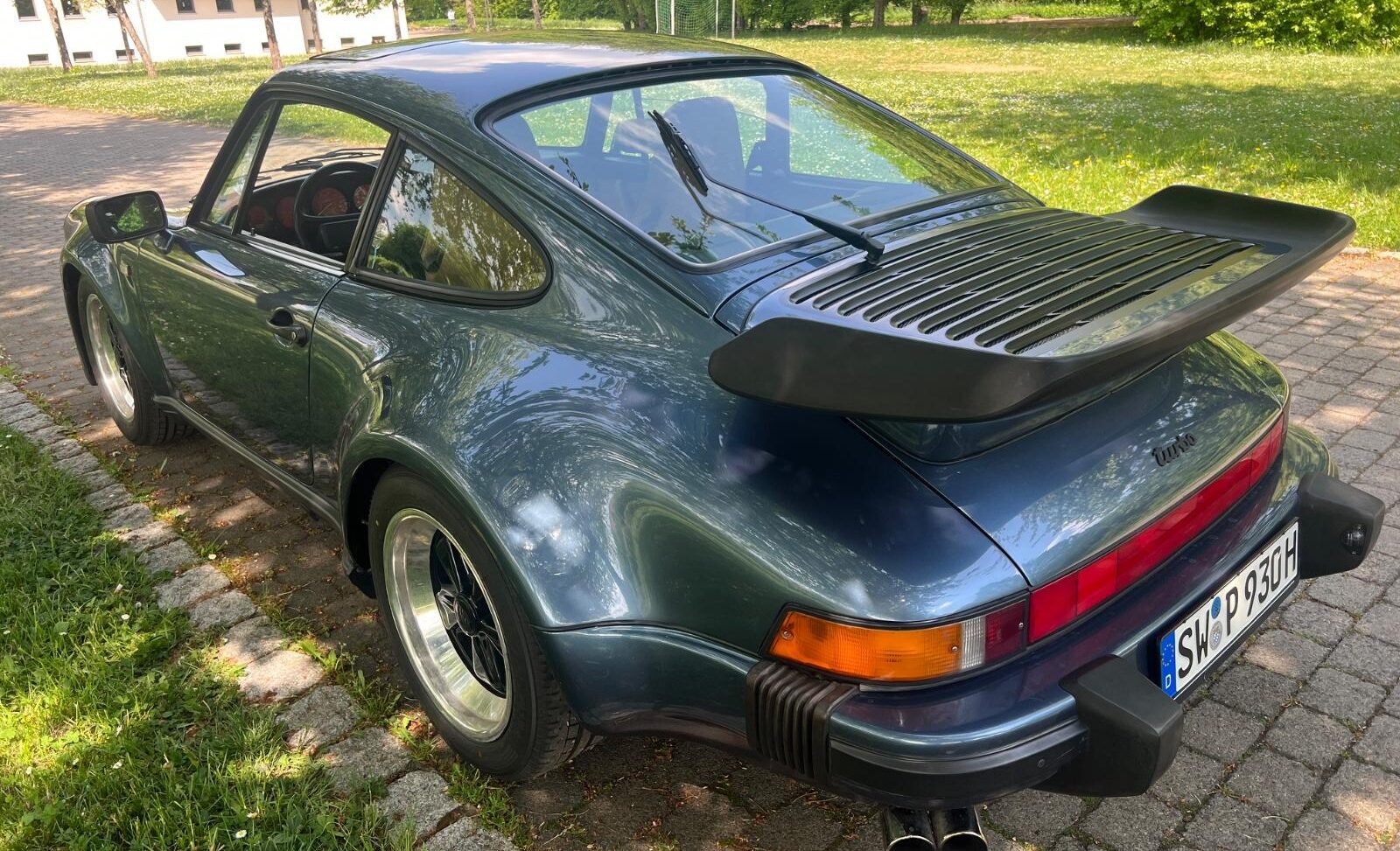 Porsche 930 Turbo 3.0 de couleur rouge en AllemagnePorche 930 Turbo 3.3 de couleur gris foncé en importation