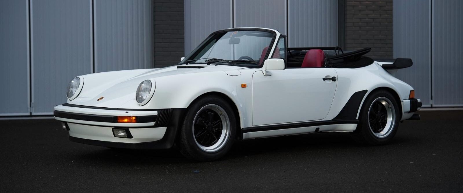 Porsche 930 Turbo 3.3 de couleur blanche version cabriolet