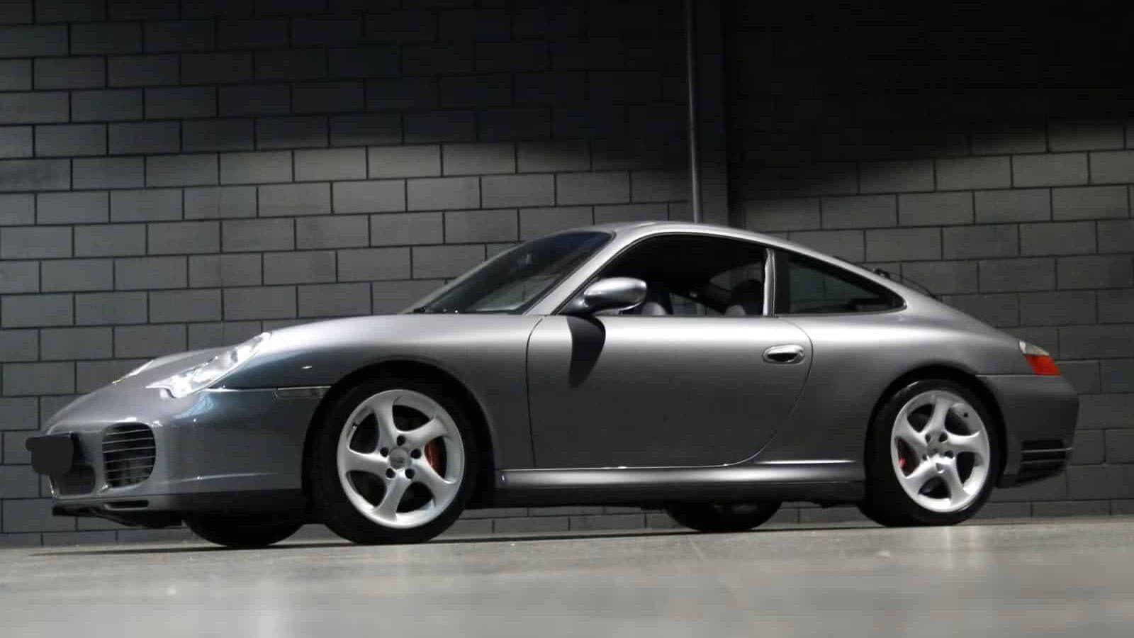 Porsche 911 type 996 4S 2023 gris foncé intérieur cuir noir