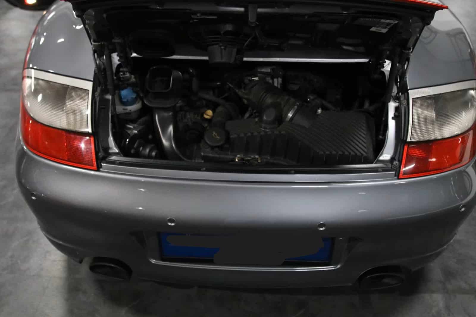 Porsche 911 type 996 4S 2023 gris foncé intérieur cuir noir compartiment moteur flat6