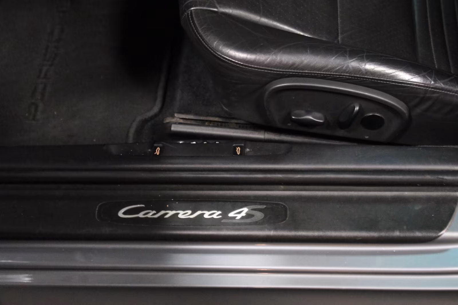 Porsche 911 type 996 4S 2023 gris foncé intérieur cuir noir Carrera 4S sigle