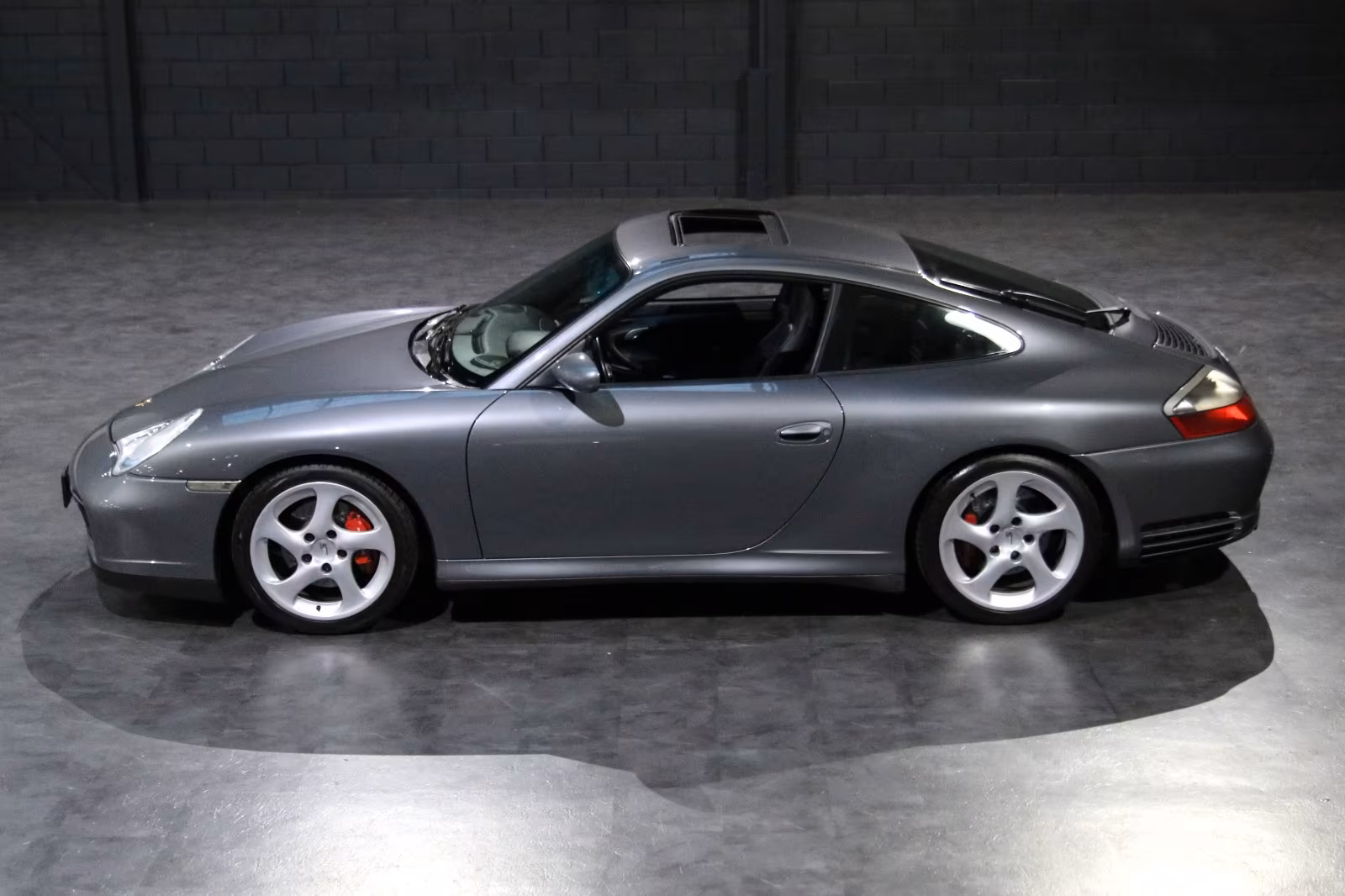 Porsche 911 type 996 4S 2023 gris foncé intérieur cuir noir profil