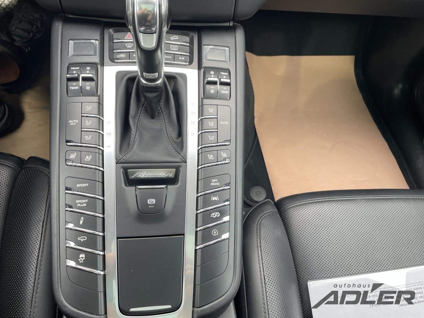 Porsche Macan GTS 2016 360ch Noir Allemagne Intérieur console full options pack chrono siègrs ventilés