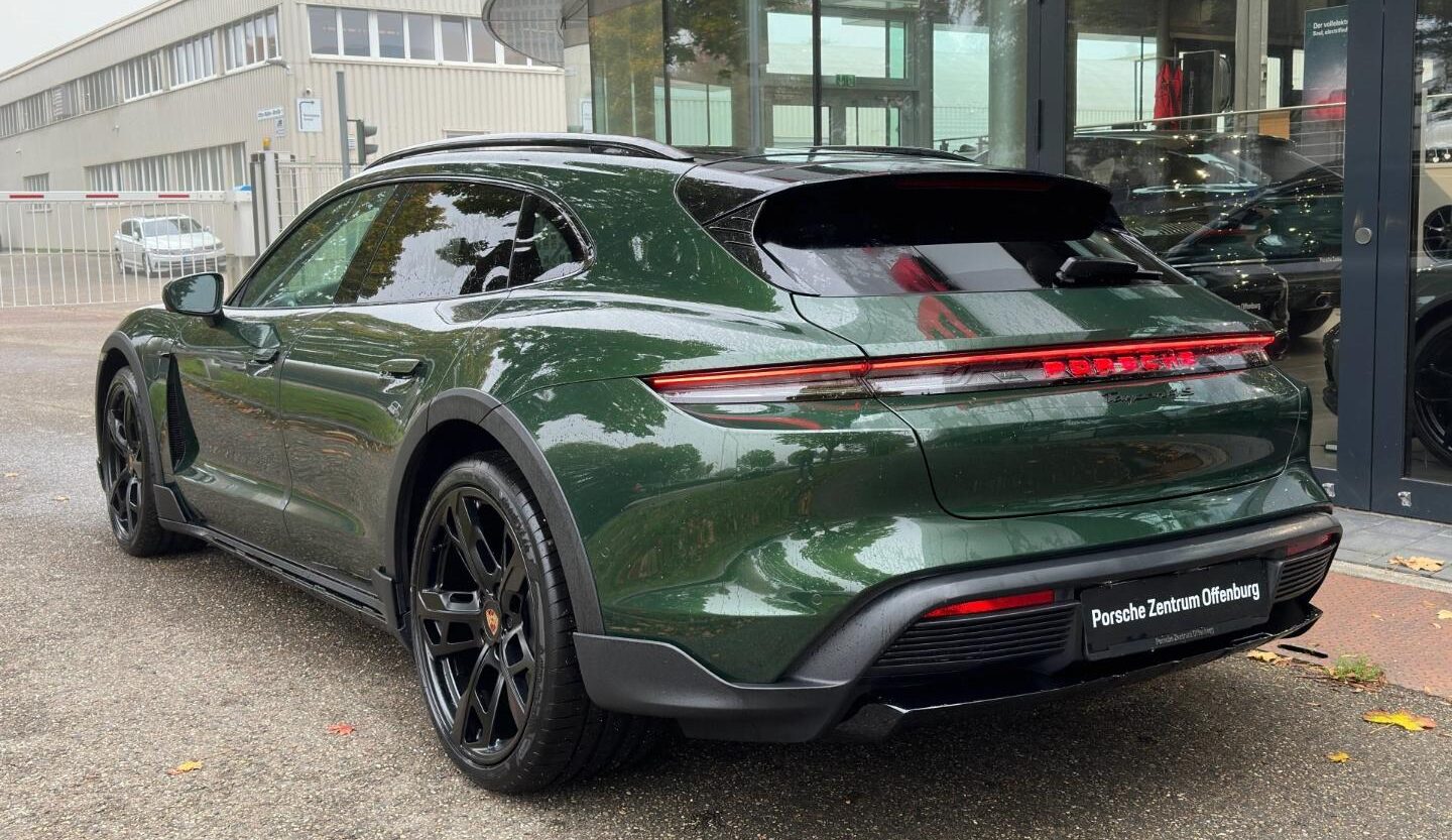 Porsche Taycan 4S 2024 Cross Turismo de couleur verte vue ARG en Allemagne