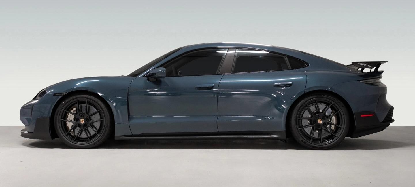 Porsche Taycan Turbo GT 2024 gris aventurine Pack Weissach vue côté gauche