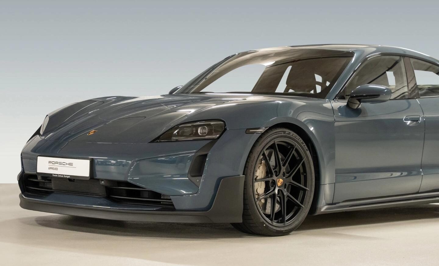 Porsche Taycan Turbo GT 2024 gris Pack Weissach vue face avant