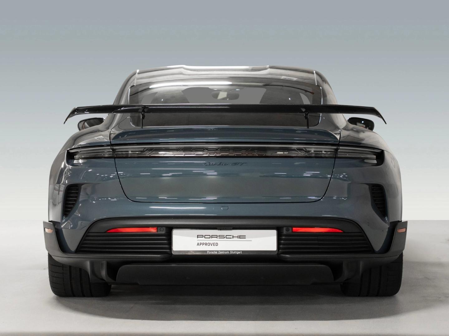Porsche Taycan Turbo GT 2024 gris aventurine Pack Weissach vue arrière diffuseur noir