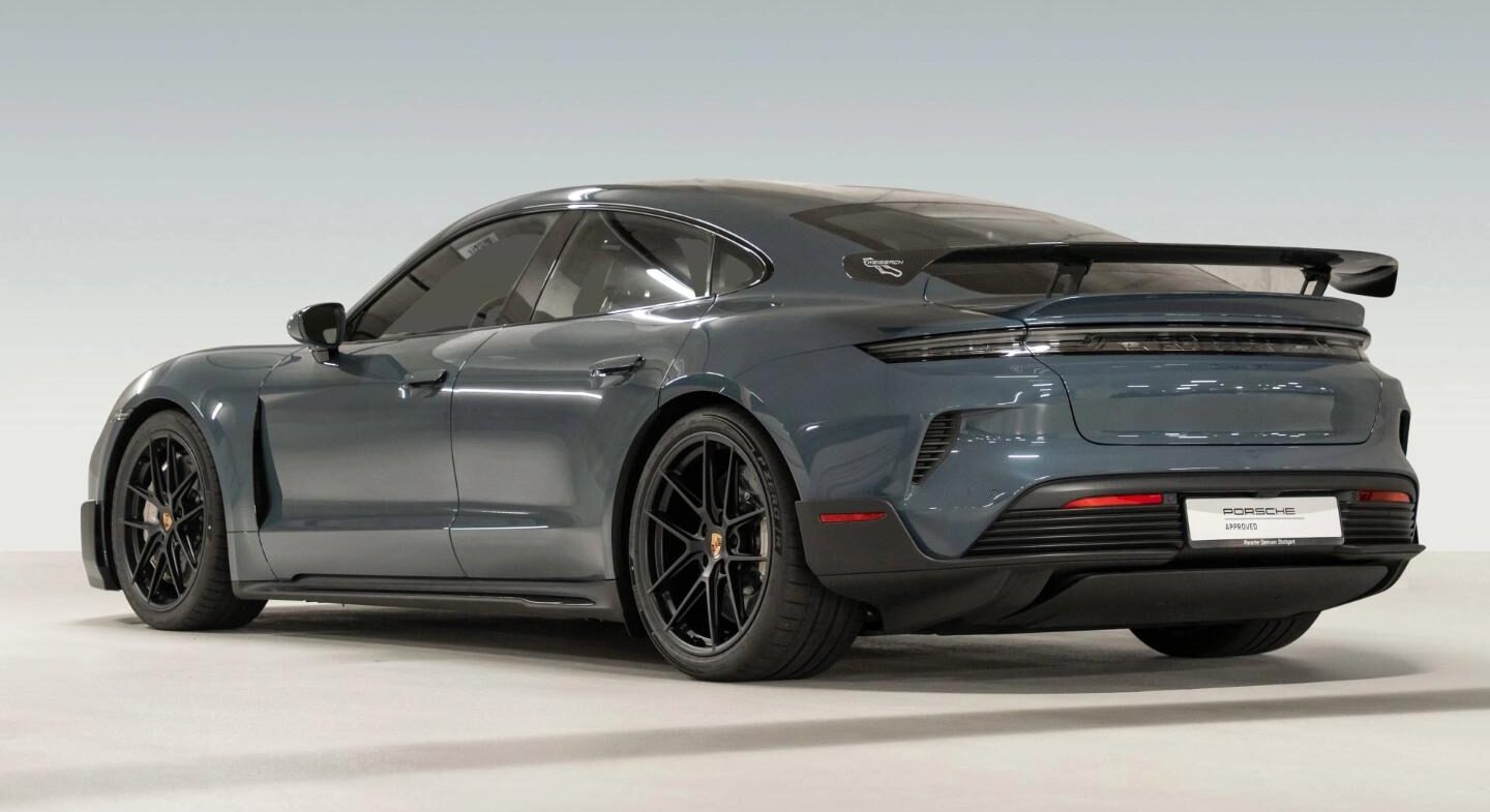 Porsche Taycan Turbo GT 2024 jantes noires en Import Allemagne