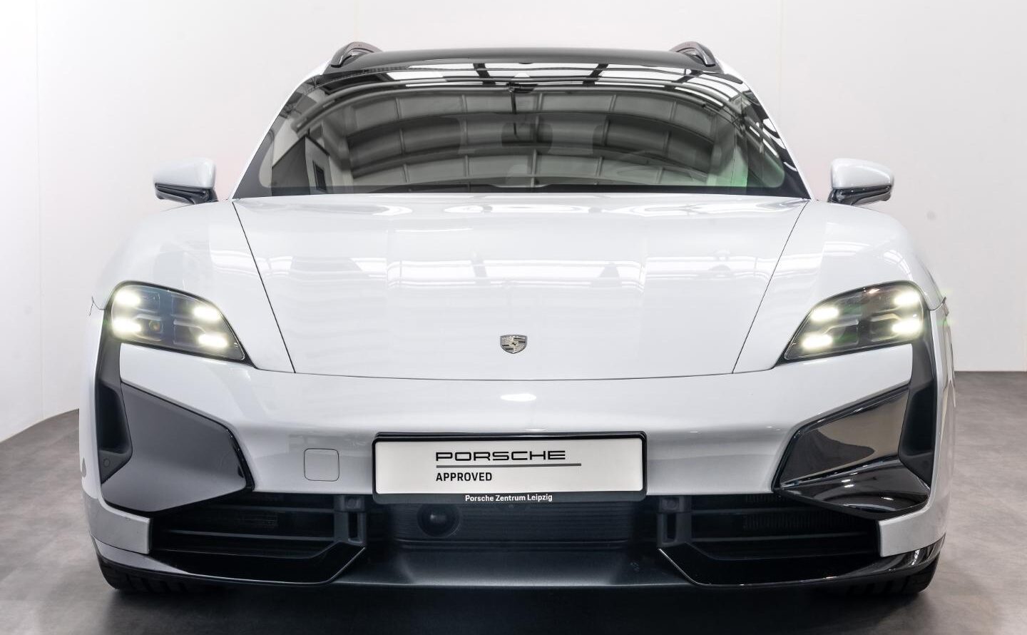 Porsche Taycan 2025 Turbo Sport Turismo blanche full options vue avant