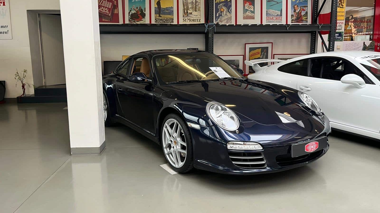 Porsche 911 type 997(2) Carrera 4 PDK vue de loin couleur bleue nuit