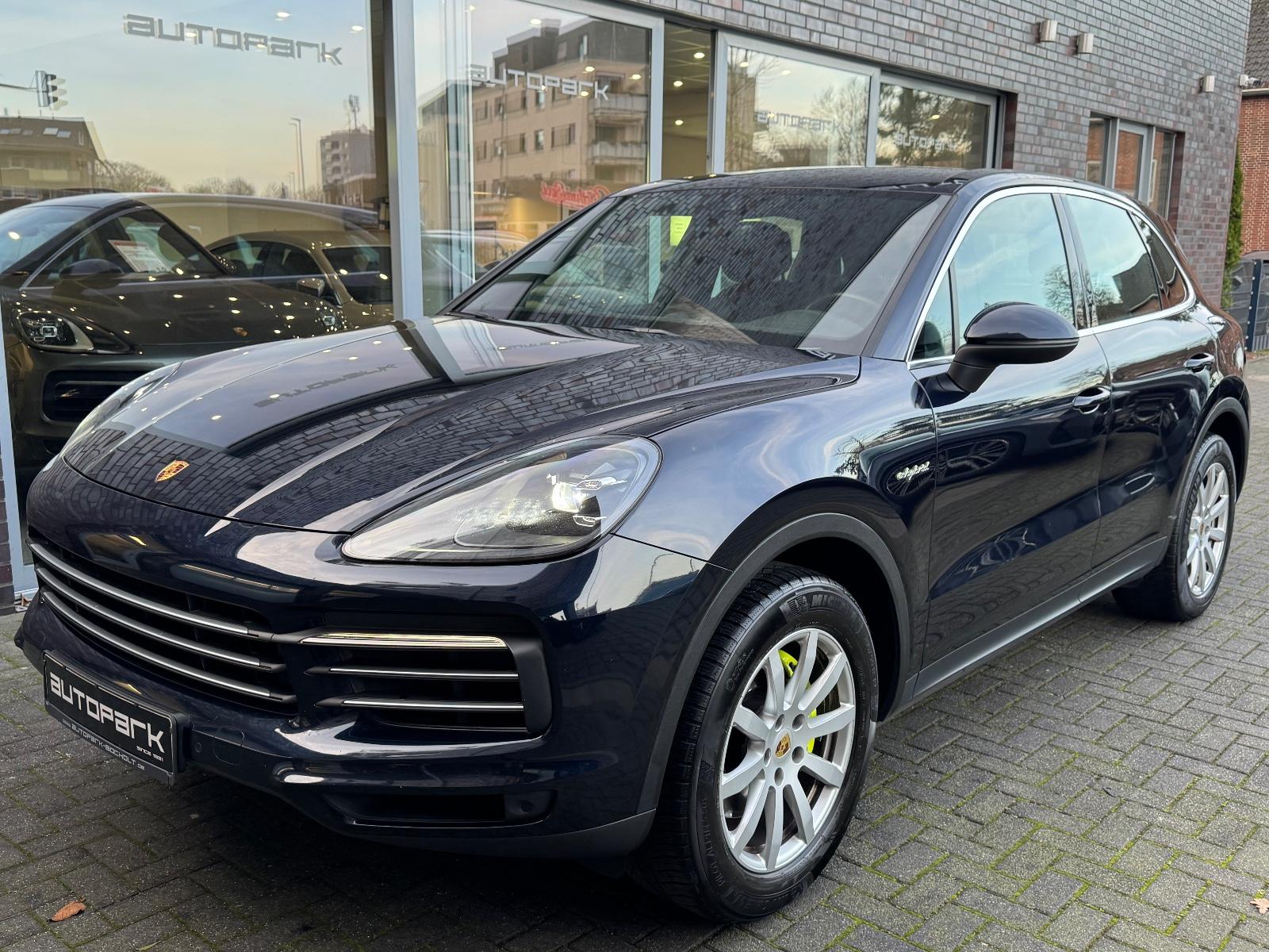Porsche Cayenne e-hybrid Import Noir - Extérieur face AVG ligne sportive