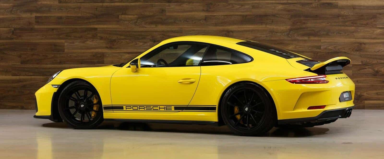 Porsche 911 GT3 Touring 991 phase 2 jaune racing jantes noires à écrou central