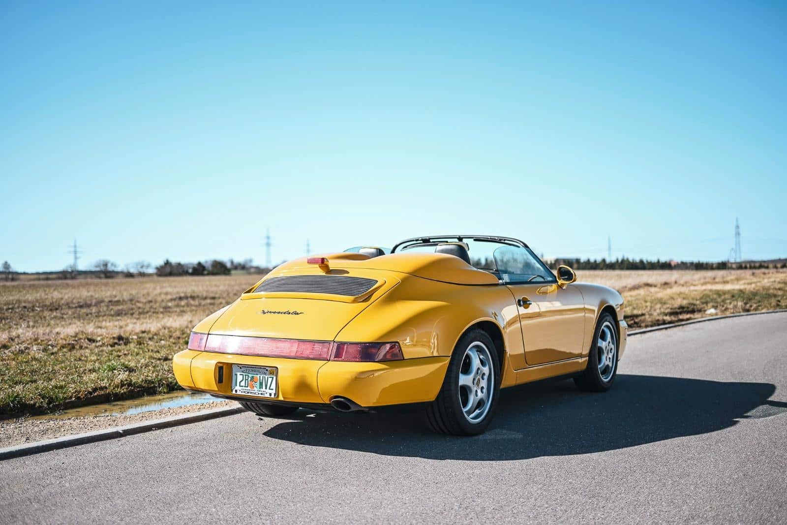 Porsche 911 964 speedster jaune racing capote ouverte
