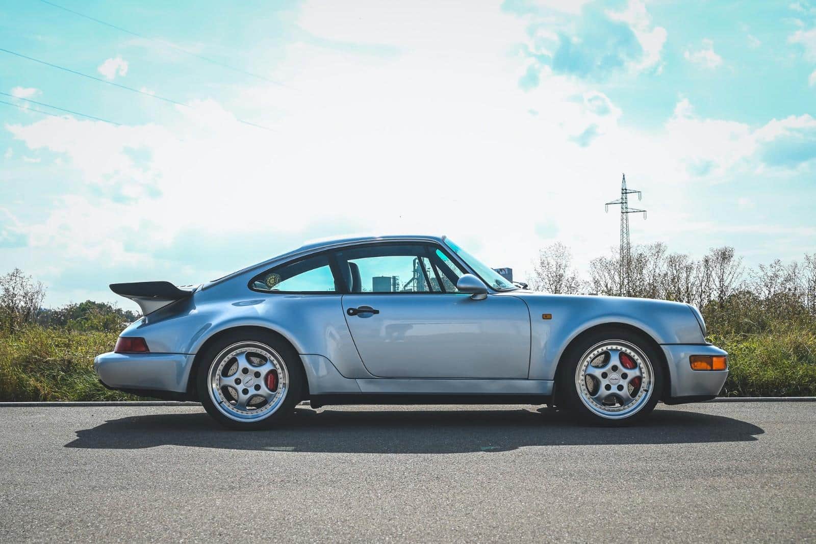 Porsche 911 964 Turbo 3.6 gris clair vue latérale droite
