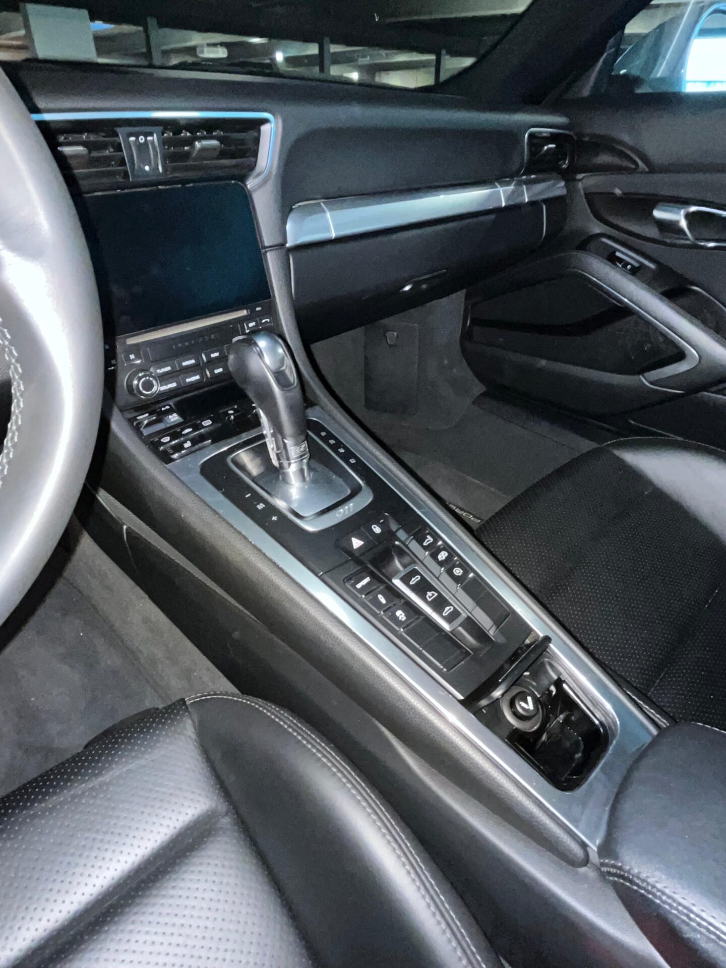 Porsche 911 type 991 phase 2 Carrera Cabriolet bleu graphite console centrale boite PDK