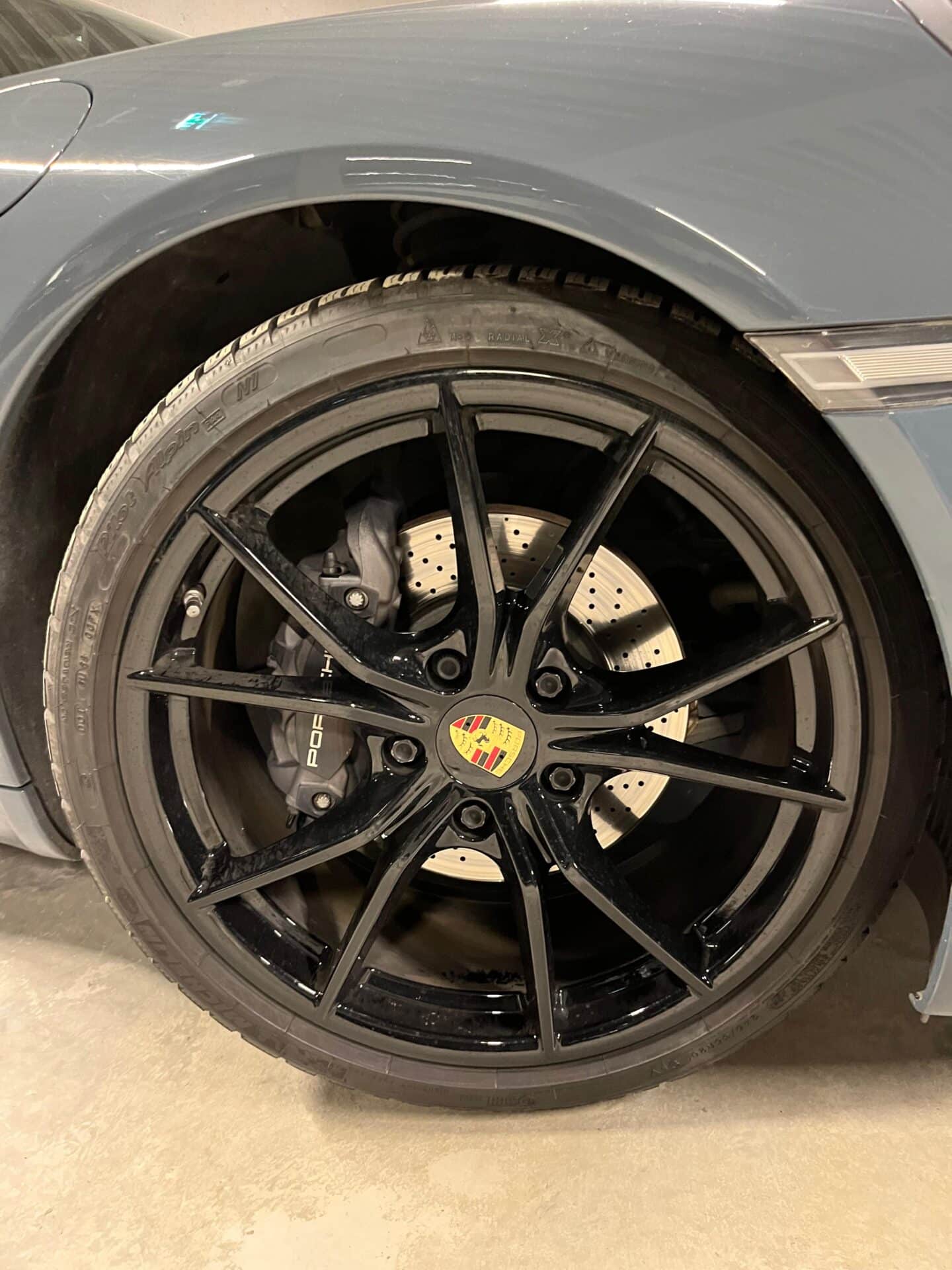 Porsche 911 type 991 phase 2 Carrera Cabriolet bleu graphite jantes carrera noires satinées