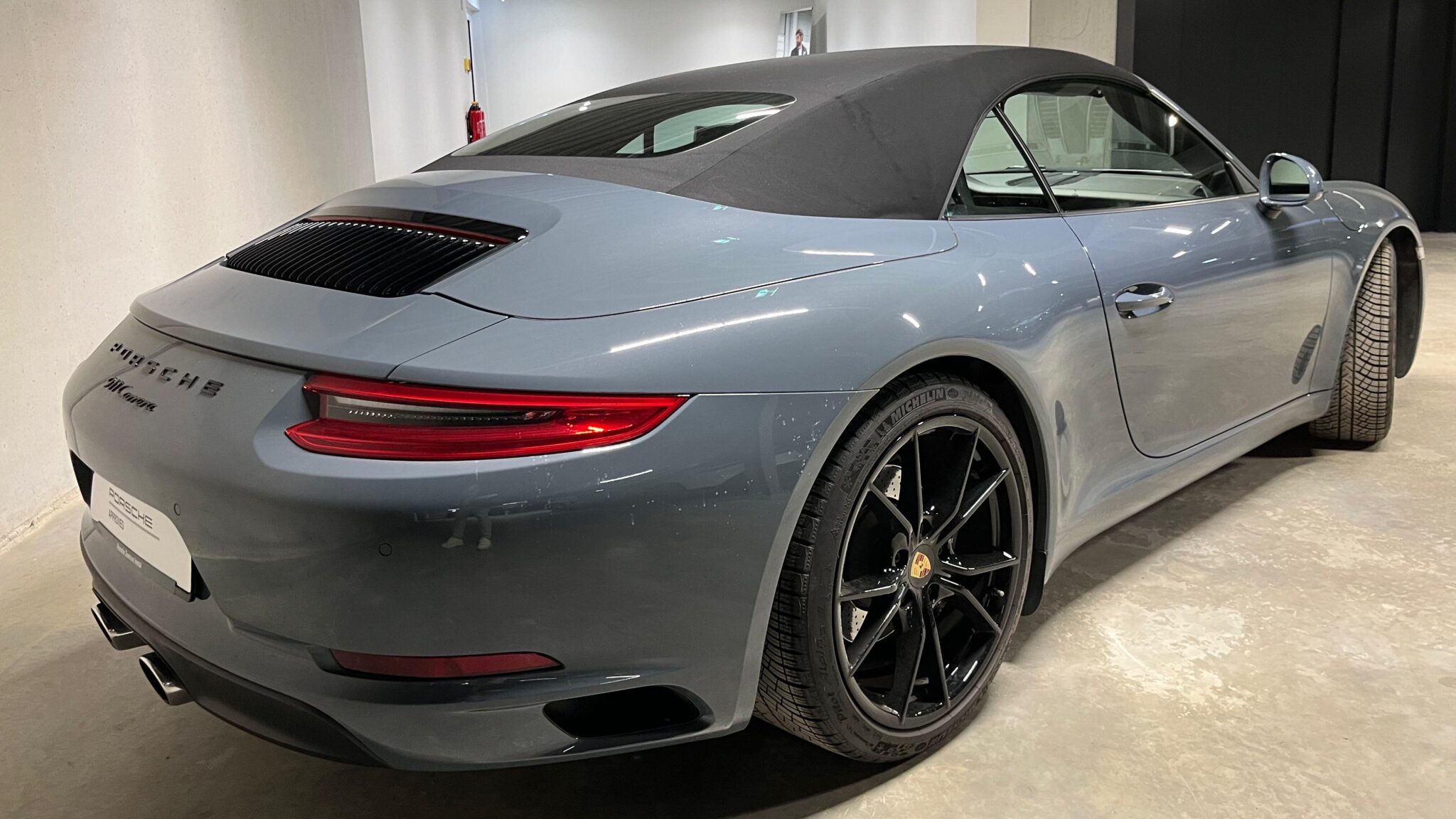 Porsche 911 type 991 phase 2 Carrera Cabriolet bleu graphite capote noire