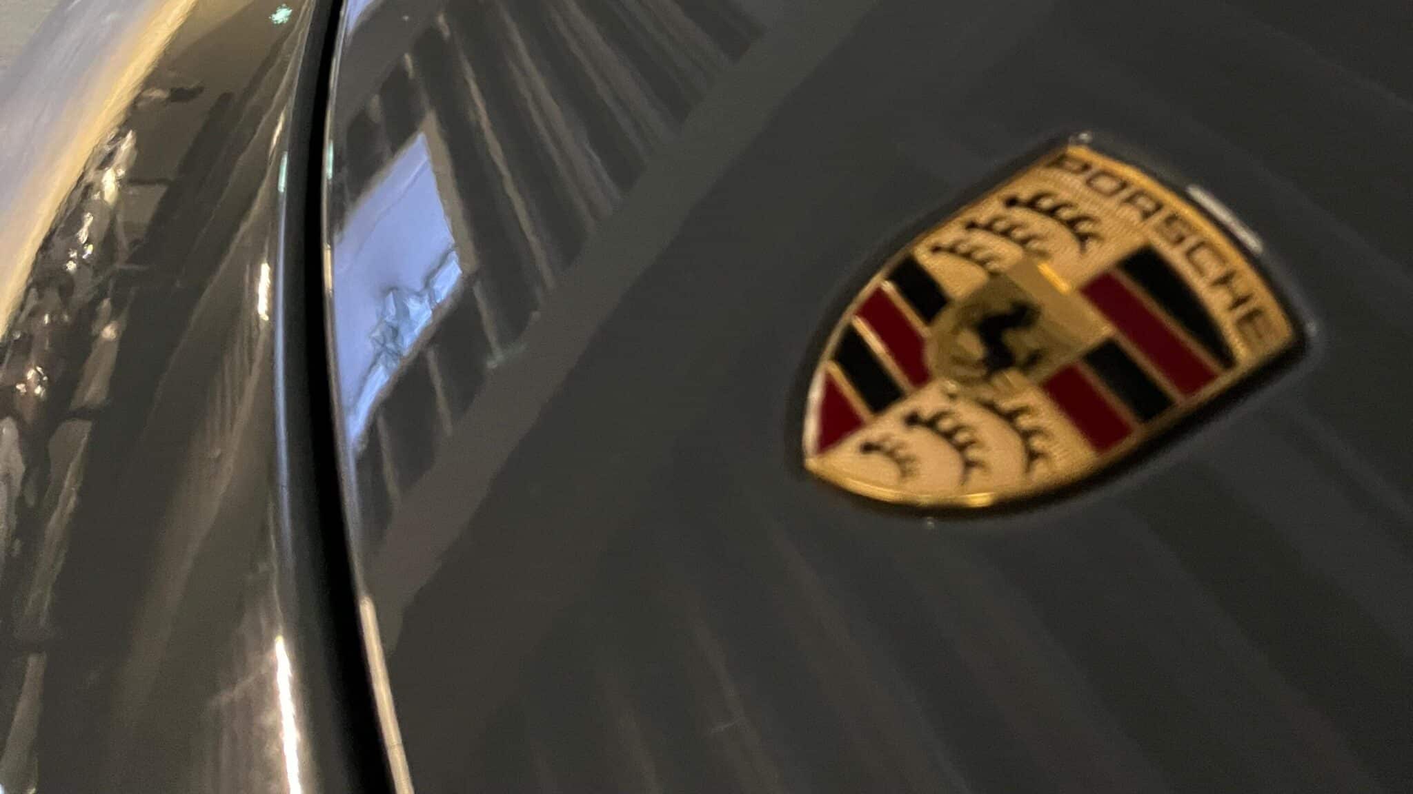 Porsche 911 type 991 phase 2 Carrera Cabriolet bleu graphite capot avant