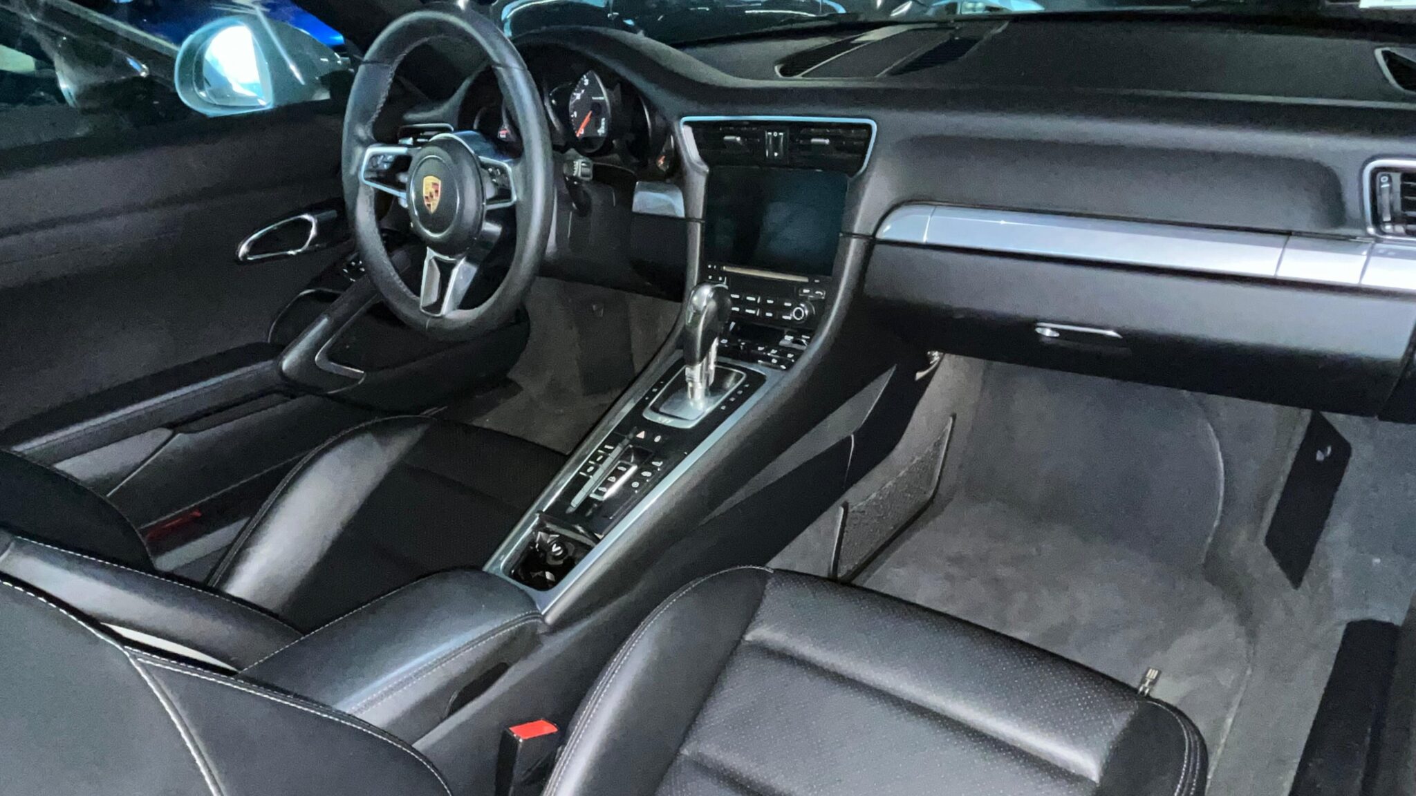 Porsche 911 type 991 phase 2 Carrera Cabriolet bleu graphite en Import vue du siège passager avant