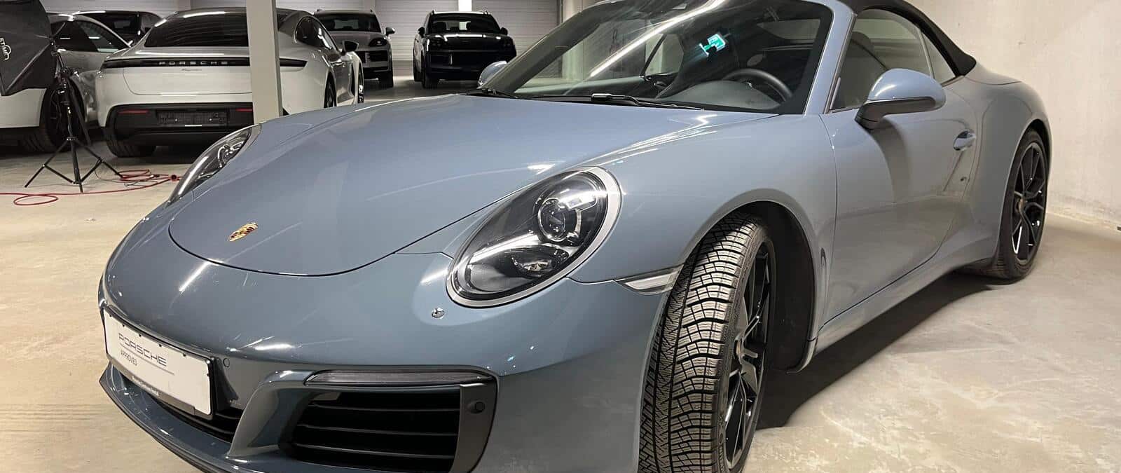 Porsche 911 type 991 phase 2 Carrera Cabriolet bleu graphite intérieur cuir noir vue face avant feux PDLS+