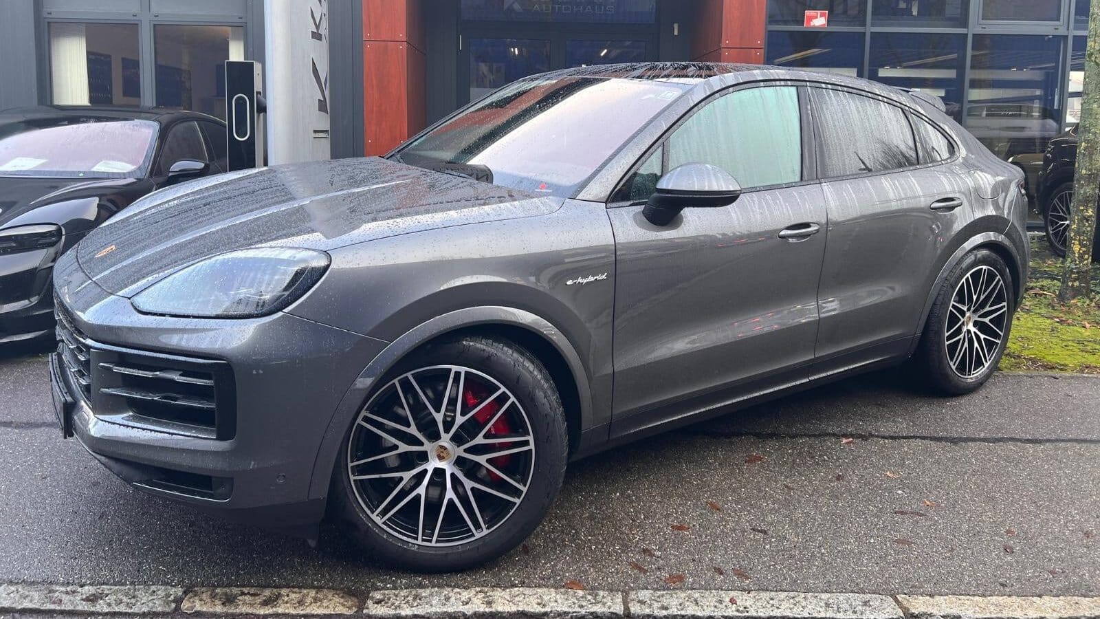 Porsche Cayenne en importation s e-hybrid extérieur couleur gris vulcano vue profil gauche phares matrix LED