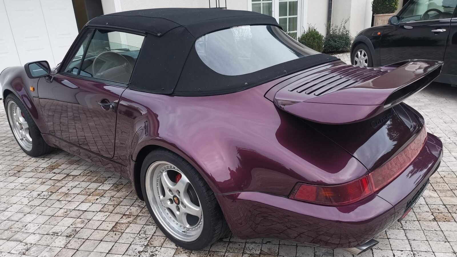 Porsche 911 964 Cabriolet rouge bordeaux vue aileron arrière