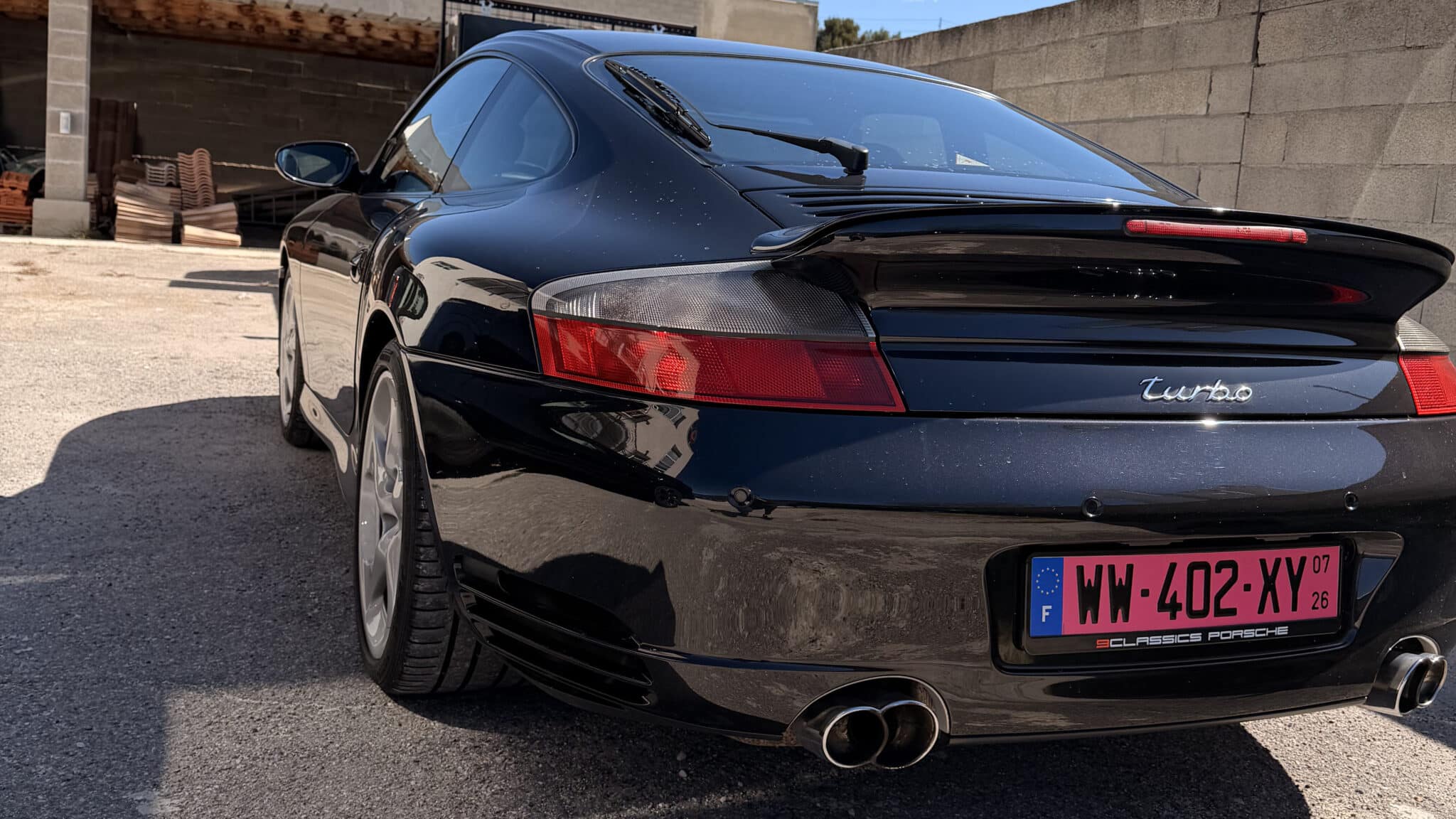 Porsche 996 Turbo noire livrée ce jour avec les plaques roses WW vue arrière