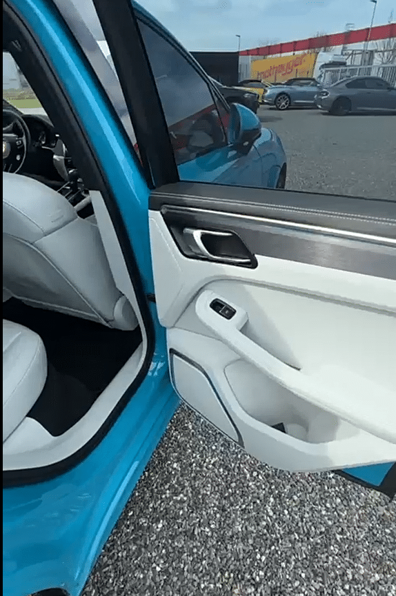 Porsche Macan GTS 2022 bleu miami garniture porte intérieure