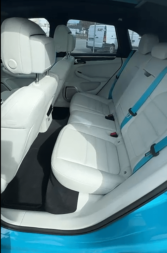 Porsche Macan GTS 2022 bleu miami intérieur siège arrières cuir couleur pierre