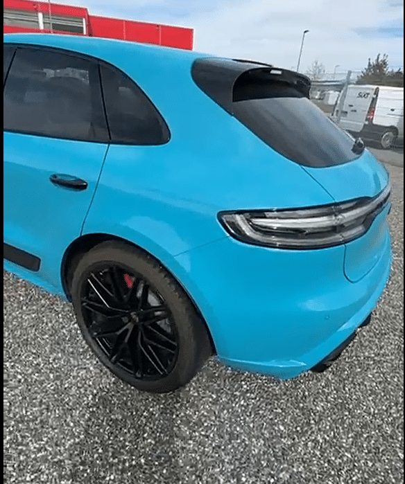 Porsche Macan GTS 2022 bleu miami vue arrière gauche avec spoiler
