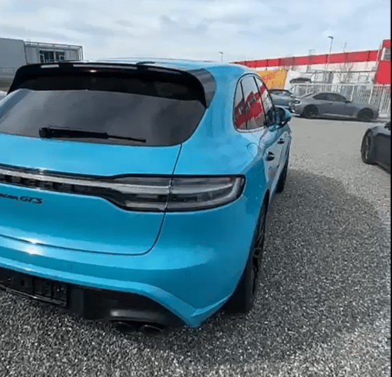 Porsche Macan GTS 2022 bleu miami vue arrière bandeau des feux