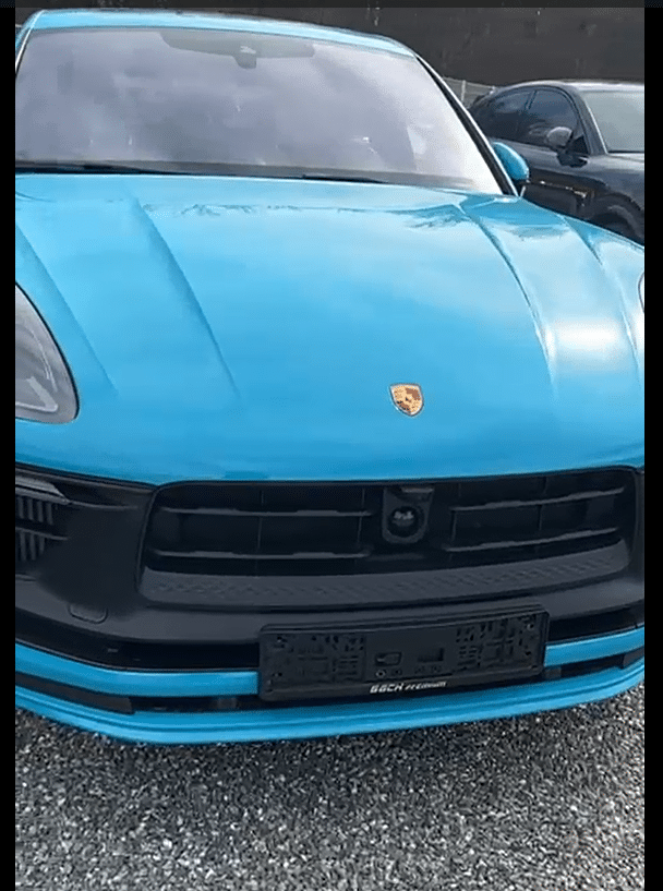 Porsche Macan GTS 2022 bleu miami face avant avec caméra 360 et radar ACC