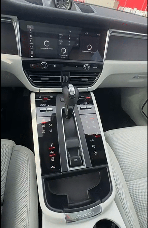 Porsche Macan GTS 2022 bleu miami écran PCM et pack sport chrono