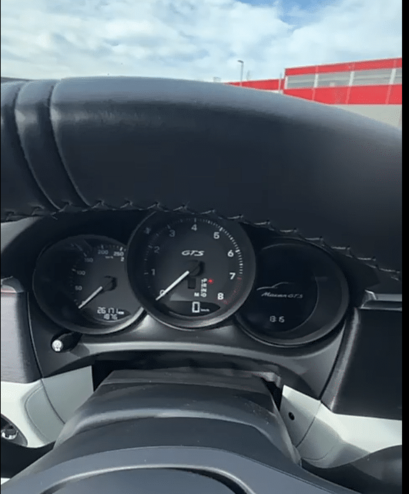 Porsche Macan GTS 2022 bleu miami tableau de bord