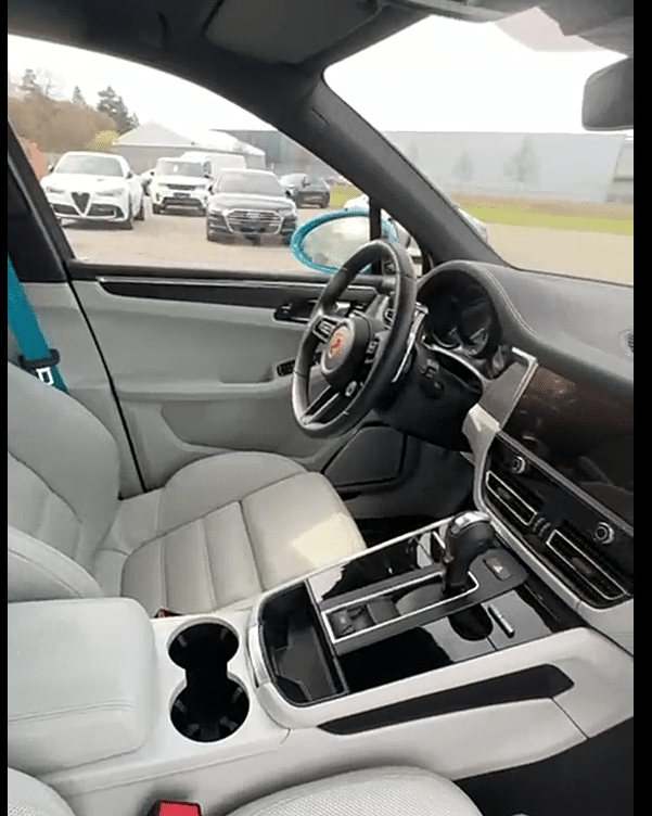 Porsche Macan GTS 2022 bleu miami vue poste de conduite