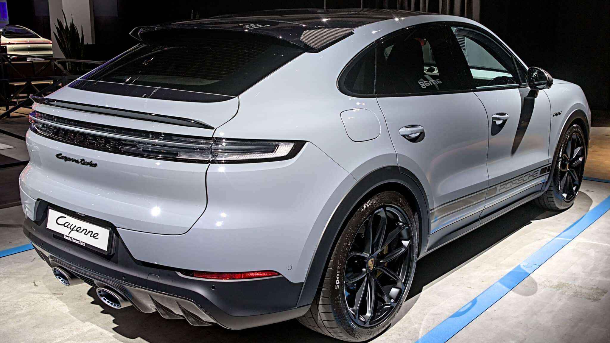 Porsche Cayenne Turbo S hybride blanc de profil
